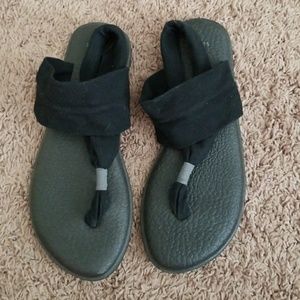 Sanuk black yoga slings